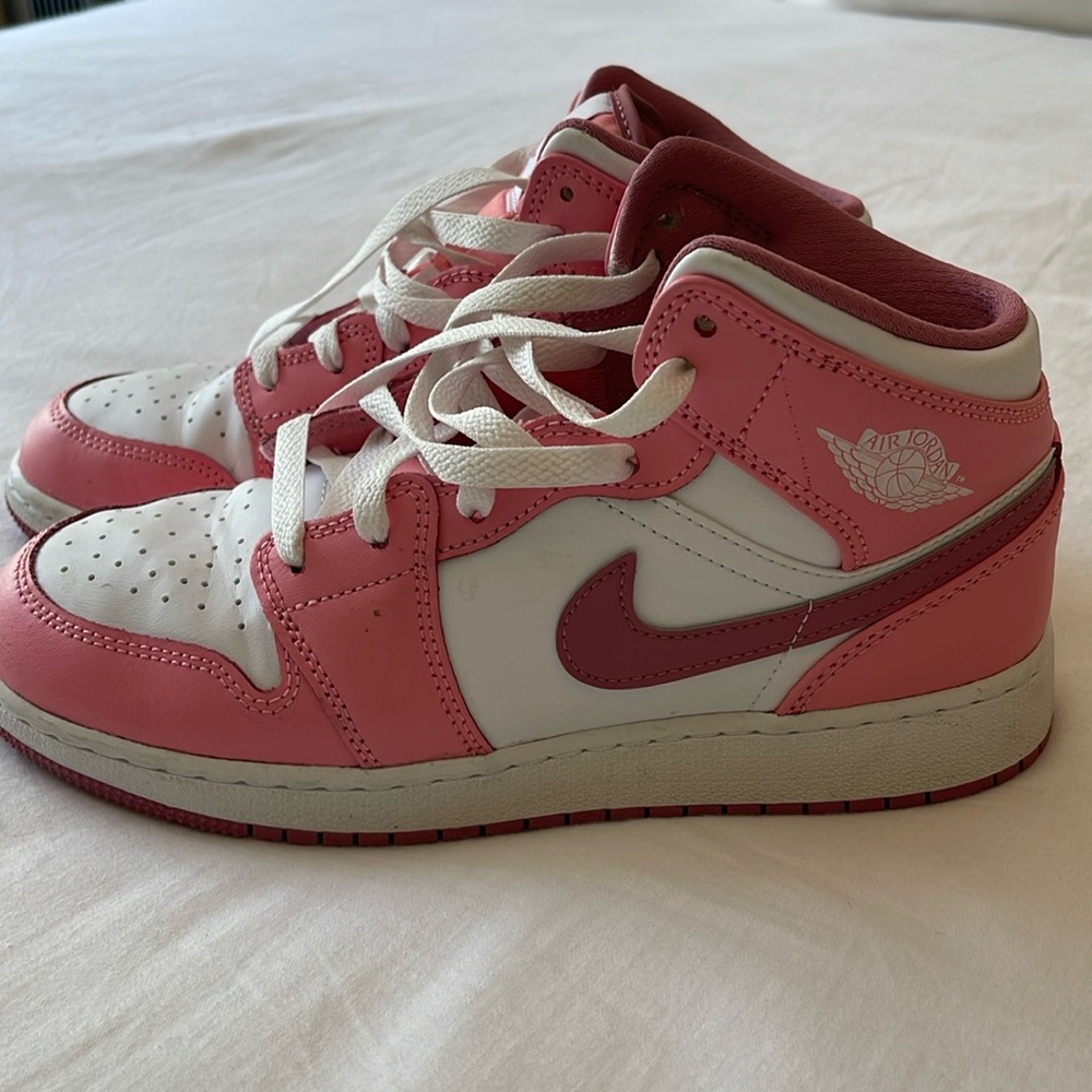 Women’s size 6.5/ big kids size 5.5 Valentine’s Day edition MJs